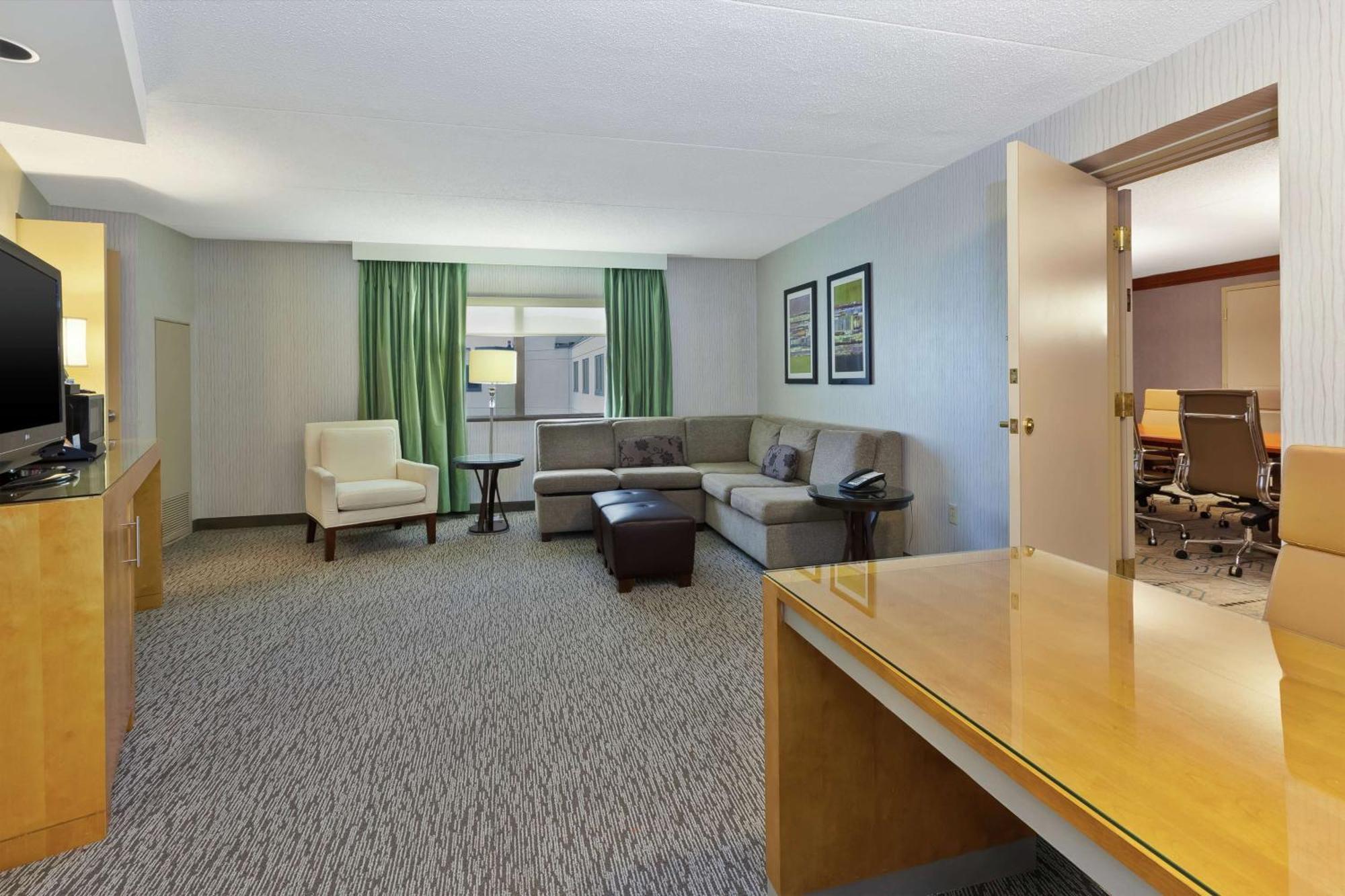Hotel Auburn Hills 4*